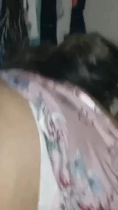 Муженек долбит мою киску раком, трахает пальцами мою сраку