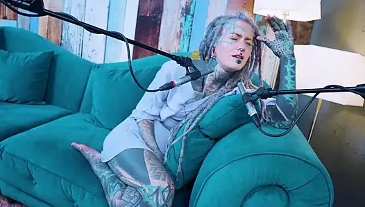 Ben hakkında konuşuyorum - izolasyon - asmr podcast sfw konuşuyor gotik sıska kız dreadlocks dövmeli model dövmeli kız