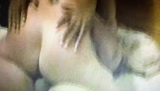 İlk orgazm ve fışkırtma ile siyah bull