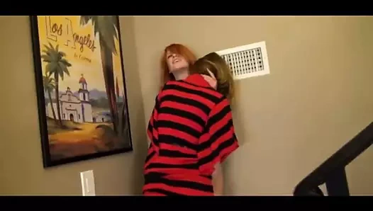 Uzun bacaklı kız yemiş olur