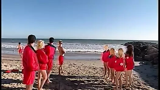 Uzun saçlı güzellik eğilir ve arkadan sert vurma alır