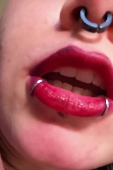 Sticky göğsünün her yerine kırmızı ruj öpüyor