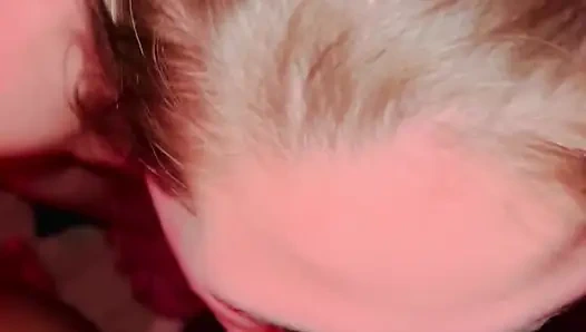 Çılgın genç kız gırtlağına kadar sikiliyor