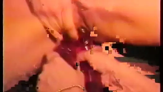 Dövmeli azgın lezbiyenler birbirlerinin amlarını yerler, sonra oyuncak