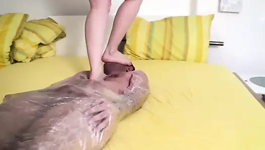 Cfnm bdsm bantlanmış anne köle üzerinde çiğneniyor