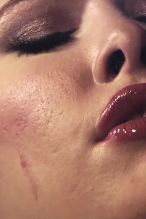 Heyecanlı lezbiyen köleler efendilerine tapıyor ve bdsm grup seks sırasında ona yenik düştü