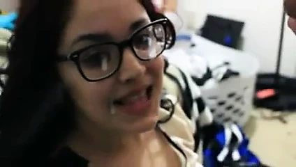 Cutey onun gözlüklerine cum püskürtüldüğü için mutlu