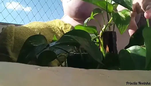 Üvey anne üvey oğlunun bahçe eğitimi veren arkadaşı için video çekiyor - bölüm 02