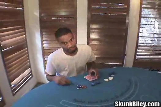 Poker borcu - kocanın karısı berbat ve büyük siyah kokarca riley'nin horozunu sikiyor