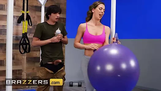 Sıcak milf cherie deville gets yağlı yukarı ve delinmiş sert