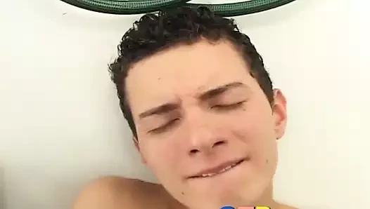 Sıcak büyük yaraklı twink renato gösterileri onun mal içinde the mağaza roo