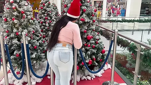 Noel'de güzel bir kadınla alışveriş merkezinde tanışıyorum ve onu sikiyorum, gerçek ev yapımı seks.