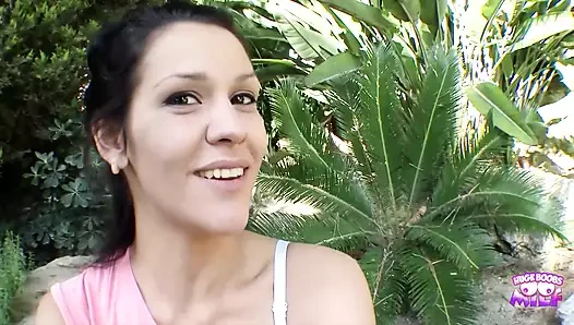 Uzun ve sert vajinal sikişten sonra bu Avrupalı orta yaşlı seksi kadının yüzüne boşalıyor