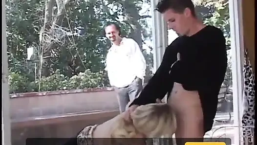 Muhteşem sarışın kızgın sert yaraklarla çifte sikiliyor