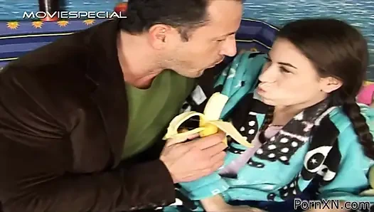 Islak tatlı kız şişman bir yarak alıyor