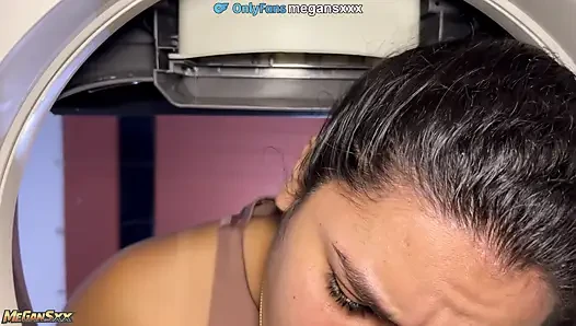 Çamaşır makinesinde mahsur kaldı ve üvey erkek kardeşim bana yardım etmeye geldi.