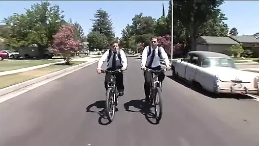 İki adam pirsingli amcıklı sarışını sikiyor