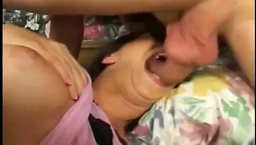 Küçük sıkı memeli doğal hatun her iki deliğini de parçalıyor