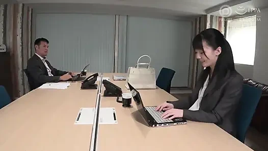 İş yerinde bile ateşli olan erotik şehvetli kadının insafına. Bölüm 1