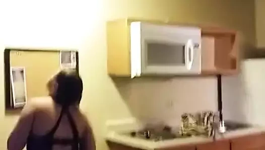 Bir saat önce tanıştığım şişman beyaz bir fahişeyi sikiyorum