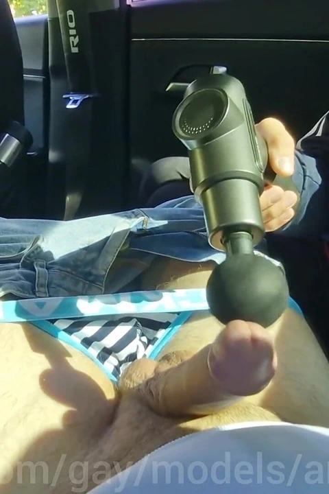 Arabada ağzında büyük bir yarağa seyir heyecanı, bir gopnik ağzına ateşli döl alıyor!