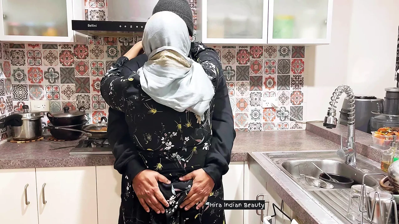 Tesettürlü orta yaşlı seksi kadının şehvetli dudak kilidi öpüşüyor ve sevişmeyi seviyor - amını parmaklıyor, göğüslere basıyor ve ateşli ön sevişmede götüne basıyor