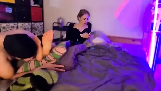 Terliklerimi ve ayaklarımı kokluyor, yalıyor ve öpüyor