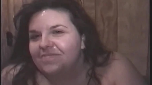 Tombul orta yaşlı seksi kadın ıslak ağızlı büyük zenci yarağına tapıyor