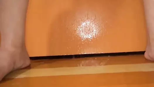 Ellerinden kapıya bağlı kanatlı kız (mayoları)