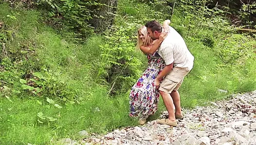 Fotoğrafçınızla doğanın güzelliği orta yaşlı seksi kadın