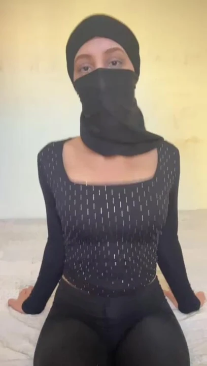 Sürtük tesettürlü yaramaz bir Arap melek gibi fısıldarken sulu göğüslerini gösteriyor