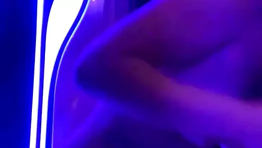 Bronzlaşma salonunda striptiz ve mastürbasyon