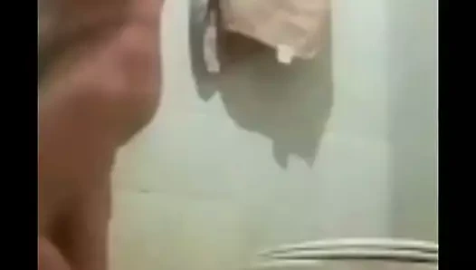 MİLF gösterilen banyo üzerinde sohbet