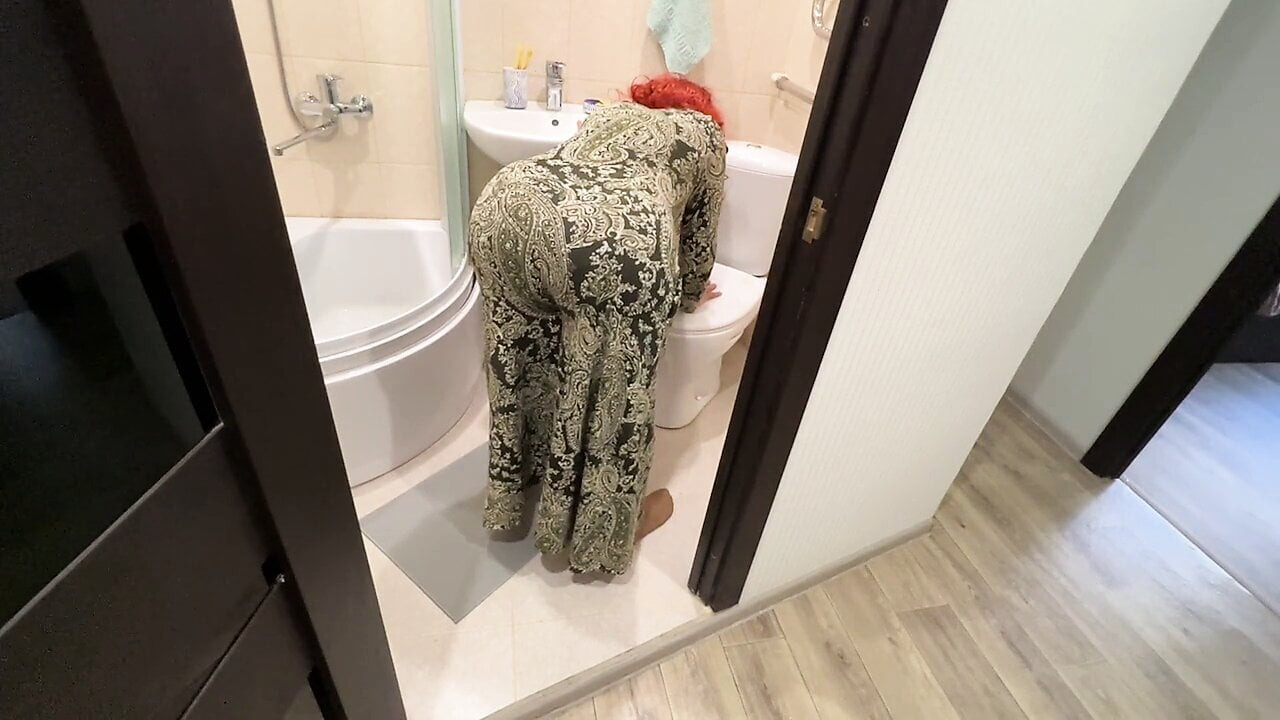 Büyük götlü orta yaşlı seksi kadın tanga içinde ev yapımı anal seks