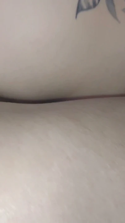 Üvey kız götünü dışarı çıkarıyor, bu yüzden göğsüne aldığı piercingden bana bahsetmek zorunda değil | Klip 1
