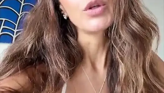 Mükemmel hizmetçi 31 talimatı orta yaşlı seksi hizmetçi işverene video mesajı gönderiyor