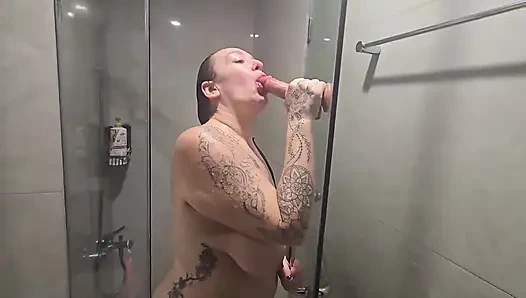 Jade duş oyunu ve kıkırdayarak uyum