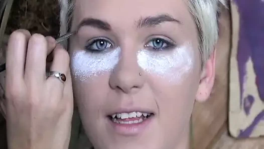 Seksi dövmeli sarışın Claudia Downs götünde yarağın tadını çıkarıyor