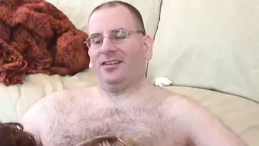 İki seksi tıknaz piliç yerde yarağı paylaşıyor