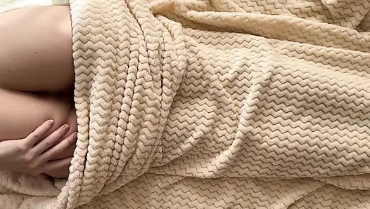 Azgın üvey kız üvey erkek kardeşine onu sikmesi için yalvarıyor. Bakış açısı yoğun ve büyük boşalma