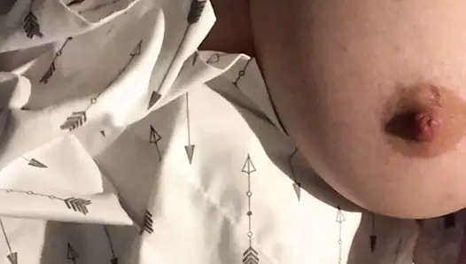 Yatmadan önce büyük göğüslerimi ovuşturuyorum