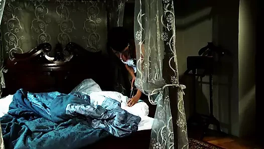 Taze yüzlü tatlı frida üniformalı yaramazlık yapıyor