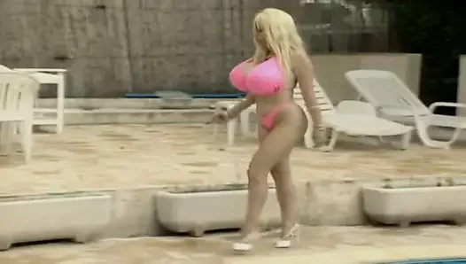 Büyük memeli sarışın