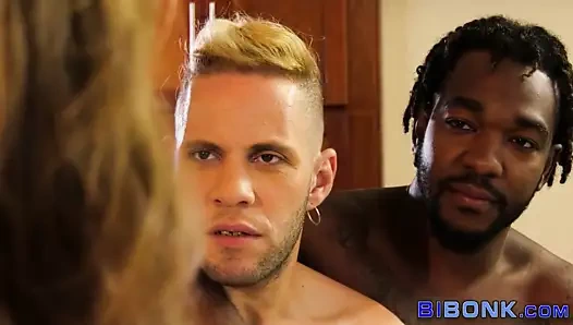 Biseksüel siyah adam içinde üçlü gets emdi