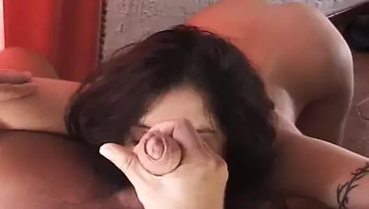 İki Fransız sürtük ateşli bir dörtlü sekste sikiliyor