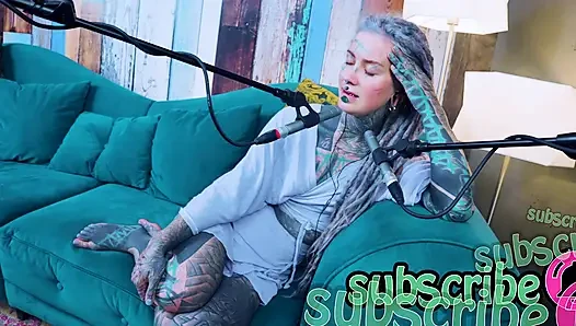 U hakkında konuşuyorum - rahatsız - asmr podcast sfw konuşuyor gotik sıska kız dreadlocks dövmeli model dövmeli kız