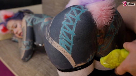 Kadın egemenliği kedi oyunu dominatrix dövmeli cosplayci ile göt tıkacıyla oynuyor