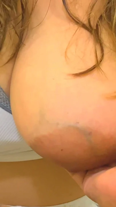 Yaramaz üvey kardeşim sıkı bir spor sutyeninde büyük göğüslerini izlememi sağladı, o ise bana yağlı bir handjob verdi ve beni cum yaptı | Klip 2