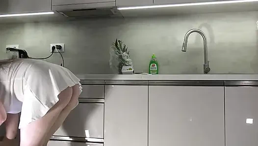 Büyük memeli büyük götlü tamamen doğal güzel üniversiteli kız transparan beyaz elbiseli uzun bacaklarını ve külotunu gösteriyor