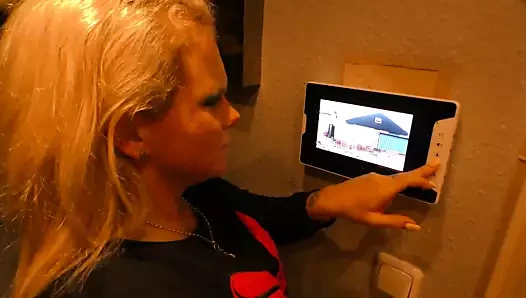 Nachbarin fuers Pakete annehmen gefickt